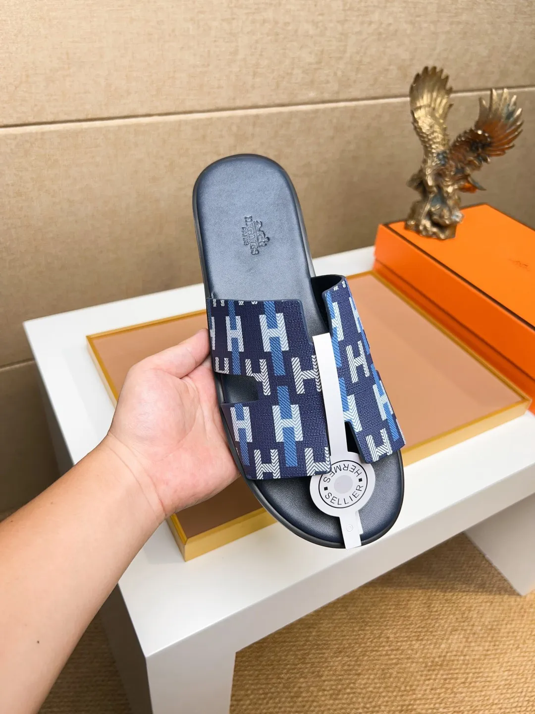 Men's clothing and shoes 💰280 💅💅💅 new arrival. Hermes Hermes official website latest counter synchronized new oran color leather H slippers, the original Paris version flew back to the original model and opened the mold to make it perfectly🍌The highest quality Sincerity, you can enter and leave the counter at will [Deyi] The upper is made of original customized  colored palm prints, crocodile print, ostrich print, colored cow leather, colored cow suede, 🤔 horse hair, 🥳 colored diamonds, 🥰 3D printing, and other genuine leather slippers, imported cow pattern foot pad lining, Italian  latest original genuine leather combination outsole Code number: 38-48 (customized at 46.47.48) Can be made into picture combination sole with genuine leather pattern and ordinary molded outsole